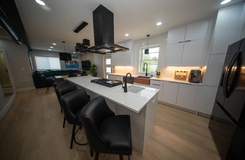 Medford House | Boston Themed Luxury Stay w Hot tub and Jacuzzi
