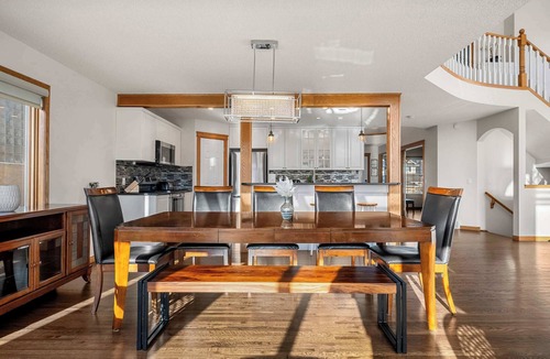 Edgemont House | Bright & Spacious 5-BR & Ravine Views in Edgemont