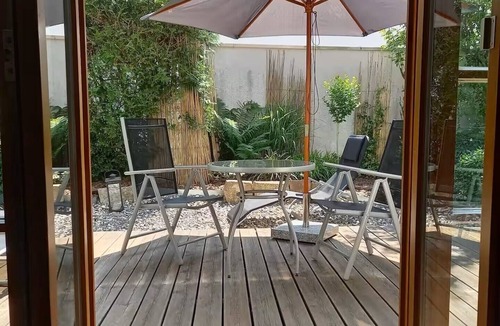 Munchen District Apartment | Bright Studio with Private Terrace near Munich