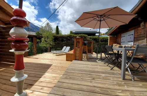 Les Tines Ski Chalet | chalet with garden and parking lot in front of Mont-Blanc