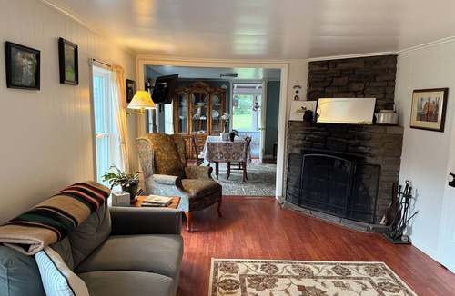 Oxford House | Charming Historic 4 Bdrm Farmhouse AC secluded, centrally located, fishing pond