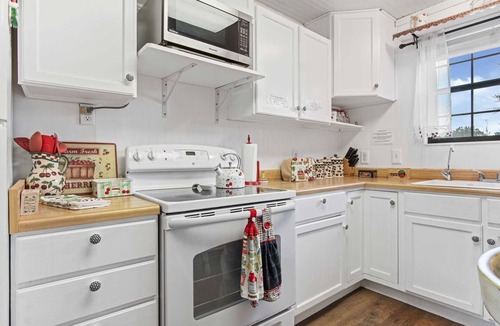 Uvalde County House | Cherry Creek Cabin Near Concan