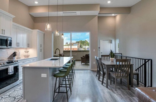 Asheville Villa | Chic Southside Three King Bedroom Townhome
