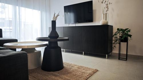 Larnaca Apartment | City and Sea 12