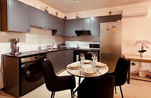 Oroklini Apartment | Cosy village apartment with Oroklini hill views