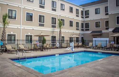 Jacksonville Condo | Free Breakfast. Outdoor Pool. Shared BBQ. Near Marine Corps Air Station New River.