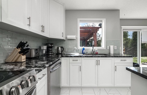 Valley Ridge Villa | G@Home Quiet 5BR4BA Retreat, Gateway to Banff & COP & Hwy 1