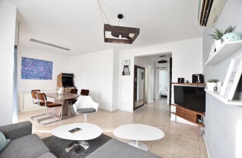 Nicosia Apartment | Glabur Stays - The Cozy 2 BDR - Nicosia City, Free Parking & Wifi, Welcomes You!