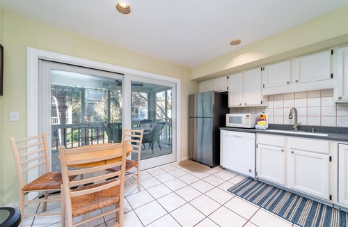 Spinnaker Beachhouses Villa | Golf Views! Screened Porch! Close to Beach, Pools, Golf, Dining! Amenity access included! 2 Dogs!