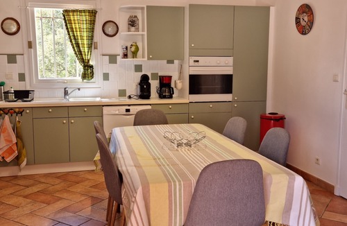 Flayosc Villa | In the heart of 4600m2 of oaks, quiet: swimming pool, tennis, pétanque, private