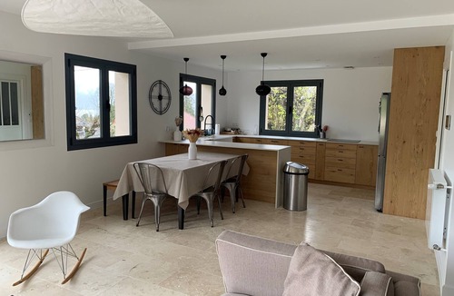 Menthon-Saint-Bernard Villa | La Villa Cosy, en Plein Cœur du Village, Piscine Privée, 10 à Pied du lac !