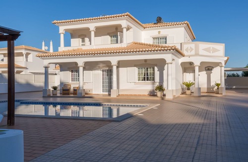 Albufeira Villa | Large Spacious 4 Bed Villa With Private Pool, Air Conditioning And Heated Pool