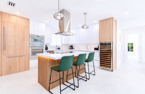 Victoria Park Villa | Las Olas Designer Luxury Getaway – Fox Pearl Pool House is a 4BD upscale single-family home in Victoria Park with a private pool, high-end design, and prime location near Las Olas Blvd, beaches, dining, and nightlife.