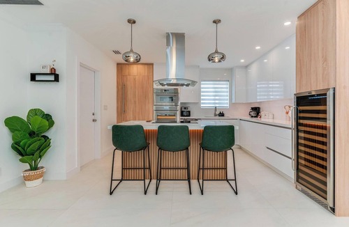 Victoria Park Villa | Las Olas Designer Luxury Getaway – Fox Pearl Pool House is a 4BD upscale single-family home in Victoria Park with a private pool, high-end design, and prime location near Las Olas Blvd, beaches, dining, and nightlife.