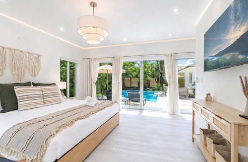 Victoria Park Villa | Las Olas Designer Luxury Getaway – Fox Pearl Pool House is a 4BD upscale single-family home in Victoria Park with a private pool, high-end design, and prime location near Las Olas Blvd, beaches, dining, and nightlife.