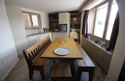 Montalbert Apartment | Le Bouquetin 8 person 50m from slopes in the heart of the village