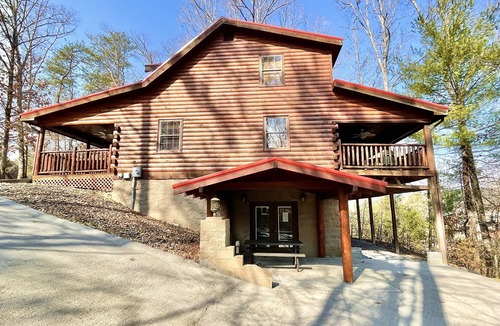 Pigeon Forge Cabin | Location! Country Charm Lodge - Hot tub - Game room - Large Porch- Picnic Area