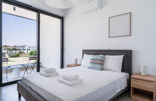 Livadia Apartment | Modern 1BR with Balcony & Free Parking Livadia