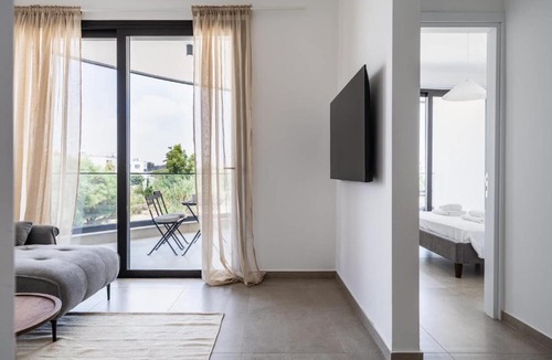 Livadia Apartment | Modern 1BR with Balcony & Free Parking Livadia