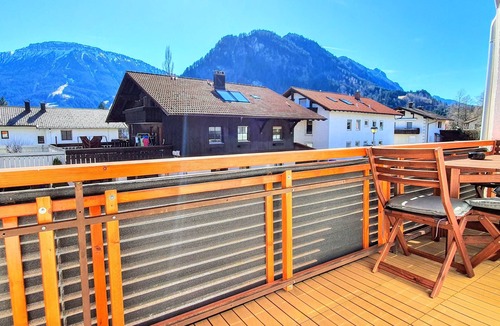 Heitlern Condo | Modern 2-room apartment in Allgäu style with alpine panorama in a central location.