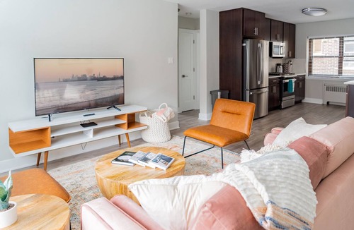 Evanston Apartment | Modern Aesthetic 2BR in Evanston Near the Beach