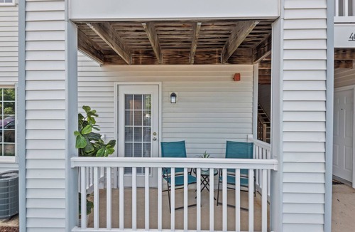 Springfield Apartment | Modern King Suite | Private Patio | Near Hospitals
