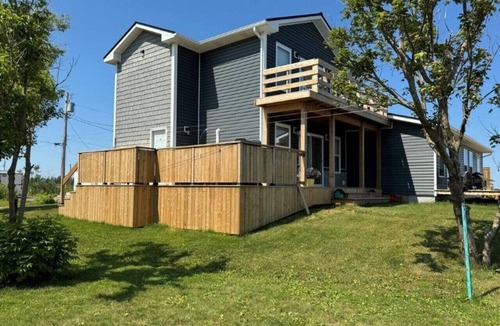 Summerside House | Oceanfront Cottage w/Upper Balcony View
