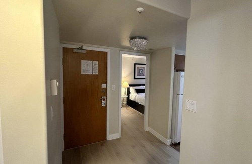 West Side Condo | Penthouse with 3 decks w/water views on Beach/Seawall