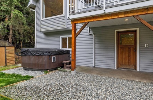 Regional District of Nanaimo House | Private 5-Bed Retreat with Hot Tub Near Qualicum Beach