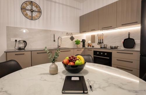 Larnaca Apartment | QosY BRANDNEW 2-BR-Apm Nespresso Bar prv Parking