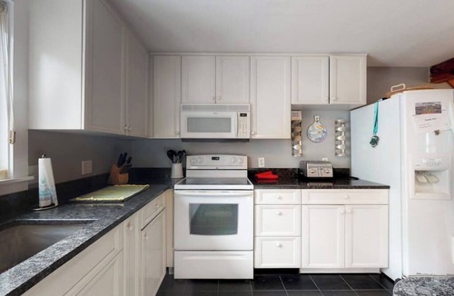 Katama House | Quaint home w/large backyard, outdoor shower & private grill near Katama Bay