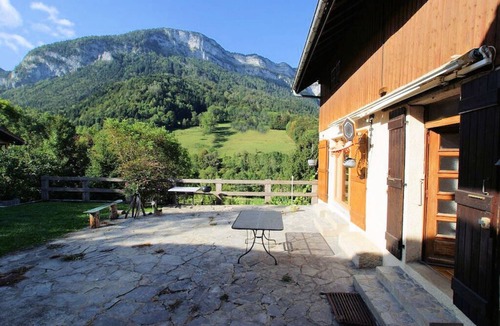 Thorens-Glieres House | Quiet house and garden, between lake and mountains