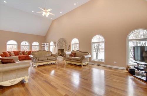 Hoffman Estates Villa | Relaxing Sauna: Hoffman Estates Villa in Elgin!