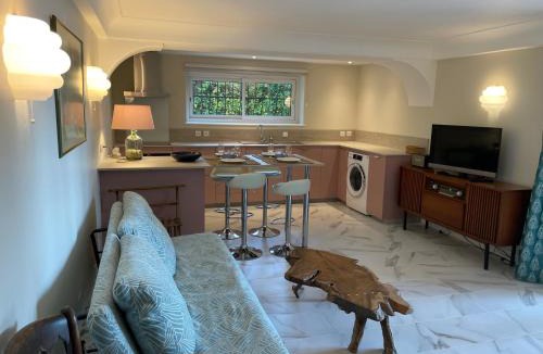 Antibes Apartment | Rez-de-chaussée dans grand jardin provençal, villa Tatiana