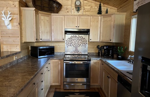 Tomahawk House | Spacious and Charming 3BR 3BA 2 Story Log Home, Canoe, Kayaks Included
