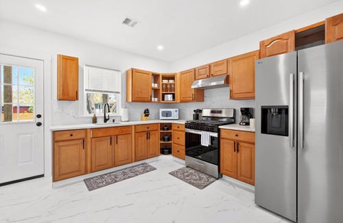 Milton House | The Milton Manor 5BR 2BA - Sleeps 10 - Unit 2