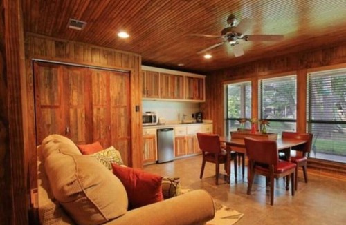 Uvalde Cabin | The Treehouse Deluxe Cottage