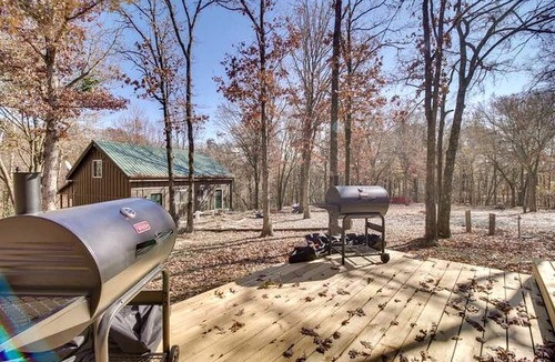 Gentry Cabin | Tranquil Ozarks Studio Retreat with Woodland Views, Near Fishing, Hiking & Gentry, AR