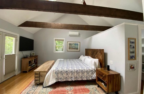 Lagoon Heights Villa | ** Vineyard Vacation Retreat ** with NEW HOT TUB
