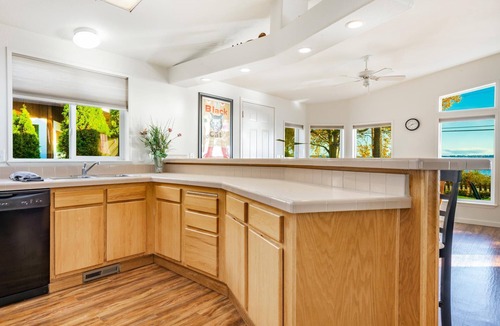 Birch Bay House | Water front, private beach, King bed, Jacuzzi tub in master bedroom BBH8242