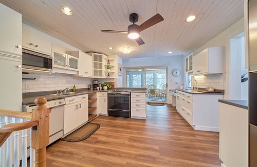 Bala Cottage | Waterfront on Butterfly Lake l Hottub l Firepit
