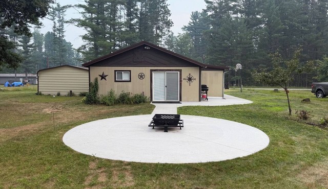 1 Mi to Lake Arbutus: Pet-Friendly Home w/Games