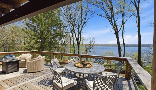 100ft Private Lakefront + Dock -Fire pit + Decks -Wine Trail Sleeps 6