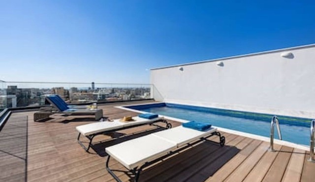 101 Sfiggos - City View Balcony & Rooftop Pool