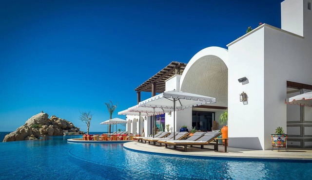 10BR Beachfront Estate fully staffed!