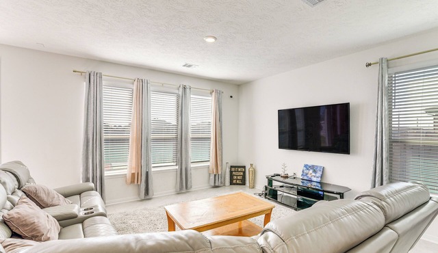 11 Mi to Beach: La Marque Home w/Patio! in La Marque
