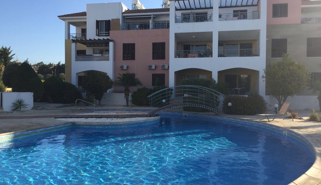 2 Bedroom Ground Floor Apartment Close to Shops, Restaurants, Old Town and beach