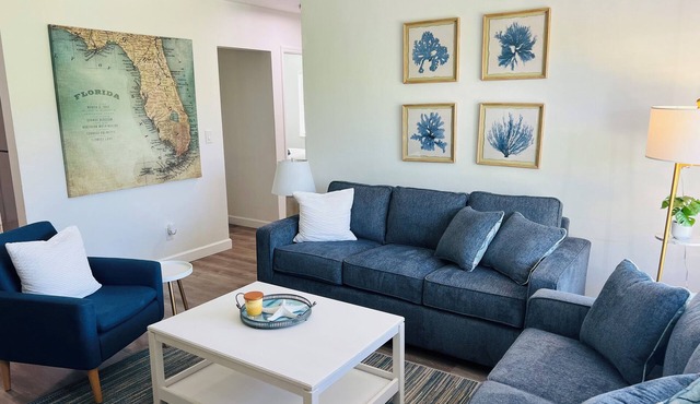 2 Bedroom villa, 5 min to Beach, walk to Shopping, Restaurants and more