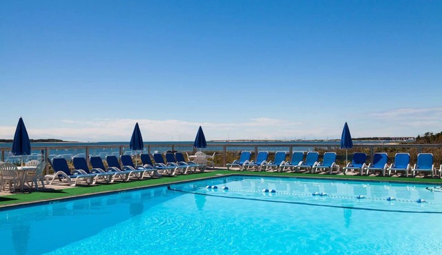 2 Comfortable Townhouses with Beachfront Sunbeds and Stunning Ocean Views