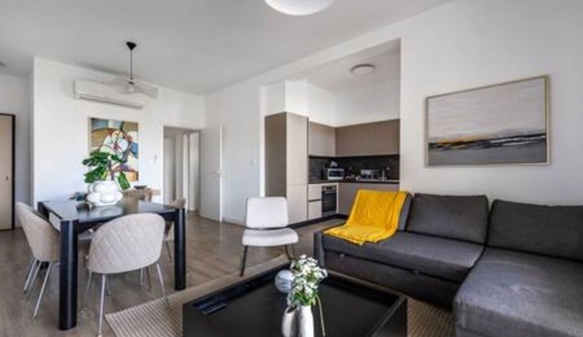 202 Piliou Large Balcony & Shared Rooftop Pool